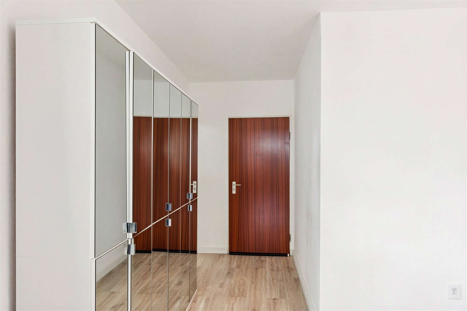 Modernisierte 4-Zimmer Eigentumswohnung mit beeindruckendem Skylineblick, Ansicht 6