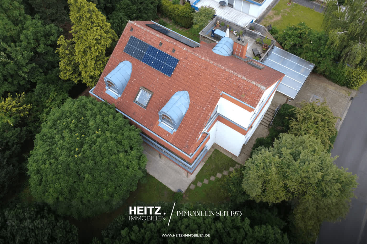 Freistehendes Architektenhaus mit Einliegerwohnung & außergewöhnlicher Privatsphäre