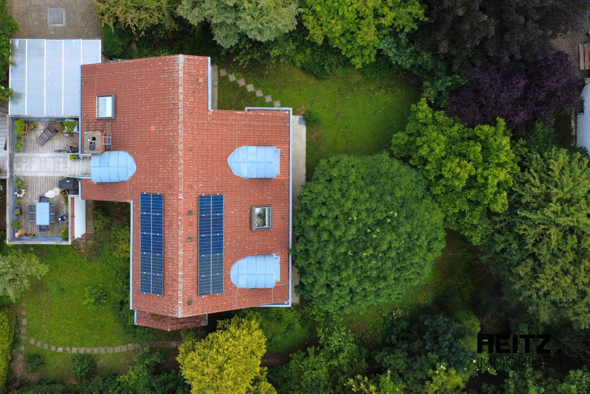 Freistehendes Architektenhaus mit Einliegerwohnung & außergewöhnlicher Privatsphäre, Ansicht 2
